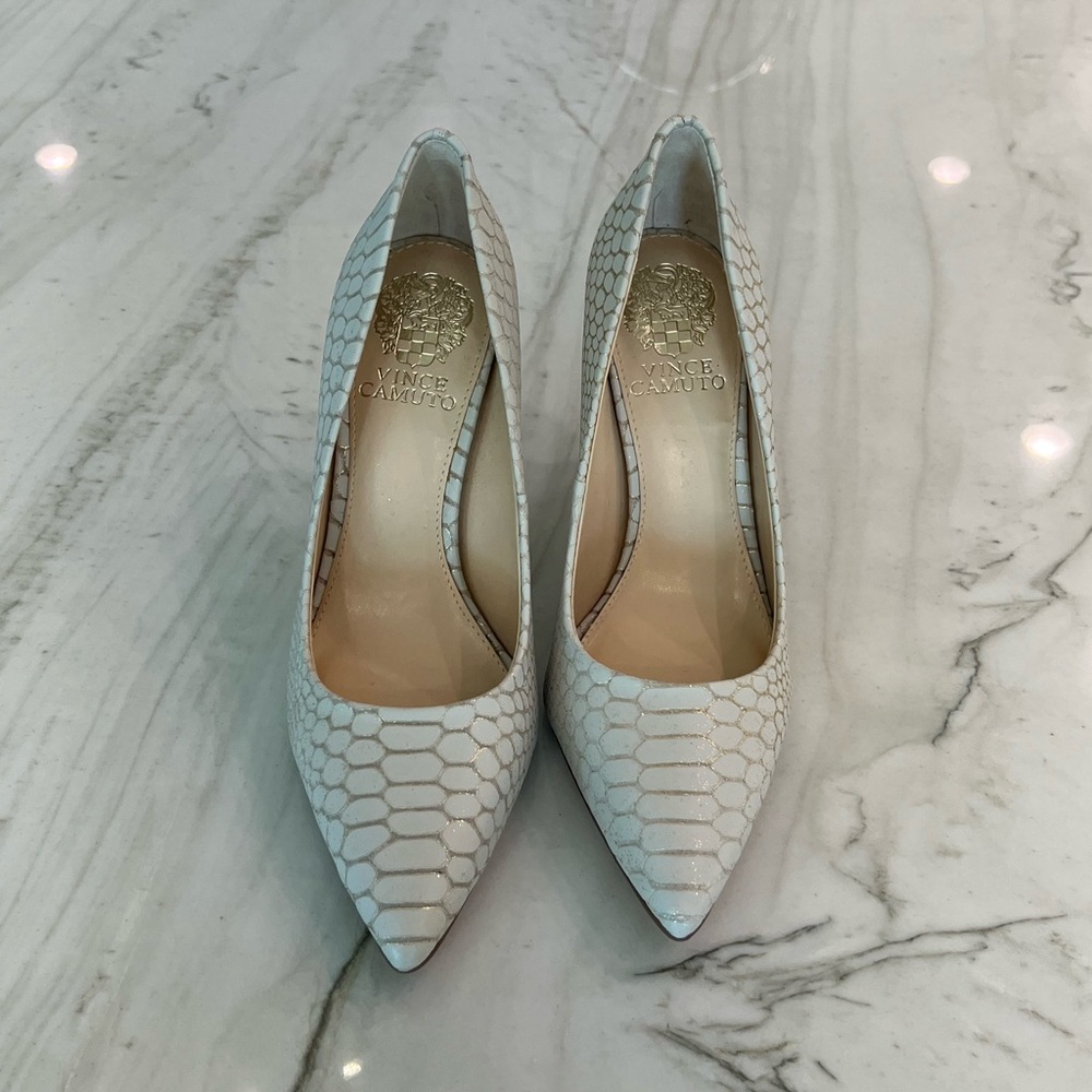 NWOT Vince Camuto snake embossed heels